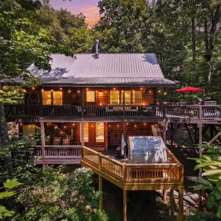 Secluded Cherry Log Cabin - Sauna - Hot Tub - Putting Green