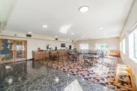 Days Inn & Suites by Wyndham Beeville - breakfast