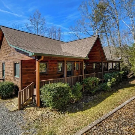 Vintage Luxury Creekside Cabin ~ King Bed, Hot Tub, Fire Pit & Game Room, Dog Ok