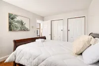 Walk to Beach, Spacious Backyard - Hytter
