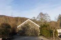 Riverbank- Glass-Fronted Riverside Stay -Hot Tub - Villas