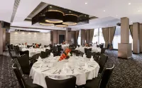 DoubleTree by Hilton Woking - С парковкой