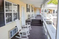Longhouse Lodge Motel - 2-Star