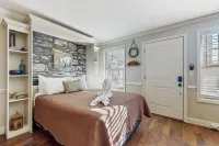 Pool + Riverfront! Couples Retreat in Smoky Mtns - Parvekkeita