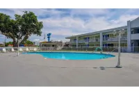 Motel 6 Jacksonville, NC - Pools