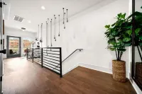 Walk to Hattie B s - East Nashville Sleeps 12 - Homestays