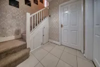 Large 3BR House Sleeps 7 Near City Centre - 3-Star