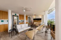 Ocean Breeze 2BR | A/C & Sea Views - 民宿