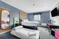 Village Hotel Nottingham - С бассейном