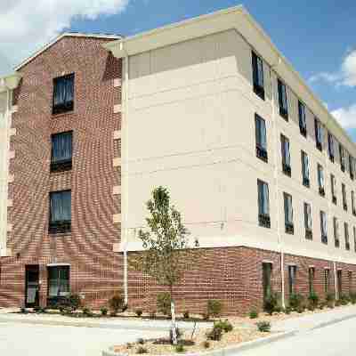 Holiday Inn Express & Suites Marion Hotel Exterior