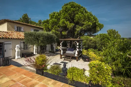 Villa with Spa, Pool and View of St Tropez's Gulf