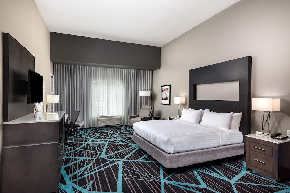 Holiday Inn Express & Suites - Charlotte Airport, an Ihg Hotel