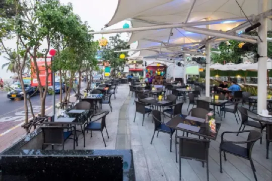 Pattaya Discovery Beach Hotel Отели рядом с достопримечательностью «Береговая дорога»