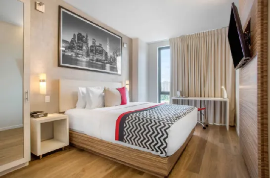 Insignia Hotel, Ascend Hotel Collection Отели рядом с достопримечательностью «Стейтью оф Либерти»