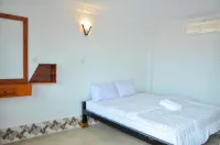 Silver Dolphin Guesthouse & Restaurant Hotel di 