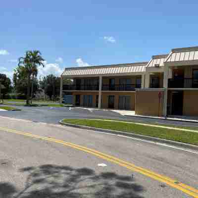 SureStay Hotel by Best Western Fort Pierce Hotel Exterior