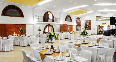 Hotel El Lago Отели рядом с достопримечательностью «Itp»