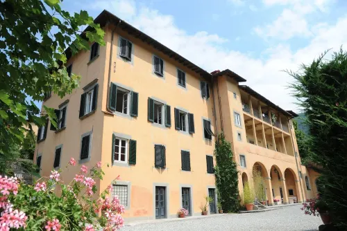 Park Hotel Regina - with Air-Condition and Outdoor Heated Pool Hotels in Gallicano