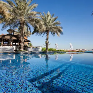 Mövenpick Jumeirah Lakes Towers Отели рядом с достопримечательностью «Пляж JBR»