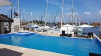 Marina Hotel at Shelter Bay Hotels in Баррио Норте