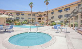 Ramada by Wyndham Barstow