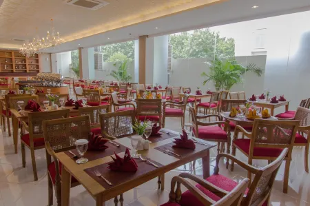 Grand Sarila Hotel Yogyakarta Отели рядом с достопримечательностью «Университет Гаджа Мада»