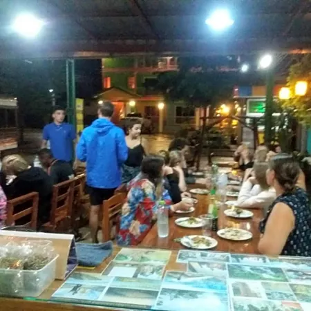 Rueangsrisiri Guesthouse 2 Отели рядом с достопримечательностью «Автовокзал Sukhothai»