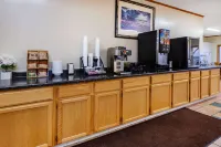 Days Inn & Suites by Wyndham St. Ignace Lakefront - breakfast
