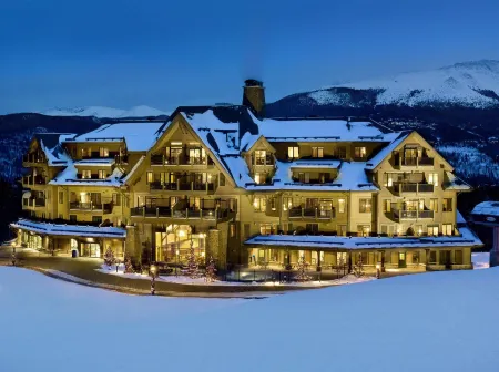 Crystal Peak Lodge by Vail Resorts Отели рядом с достопримечательностью «Riverwalk Center at Breckenridge»