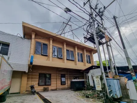 Hotel Halmahera Palangkaraya Mitra RedDoorz Отели в г. Паланкарая