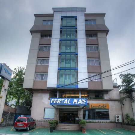 Fersal Hotel Malakas Отели рядом с достопримечательностью «Национальный парк Кезон-Мемориал-Серкл»