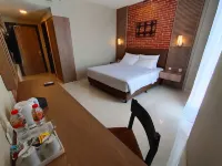 Lynn Hotel Mojokerto Hotels in Puri