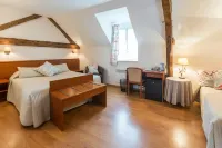 Auberge du Cheval Blanc a Beaumont Pied de bœuf 72500 Hôtels à : Beaumont-Pied-de-Bœuf