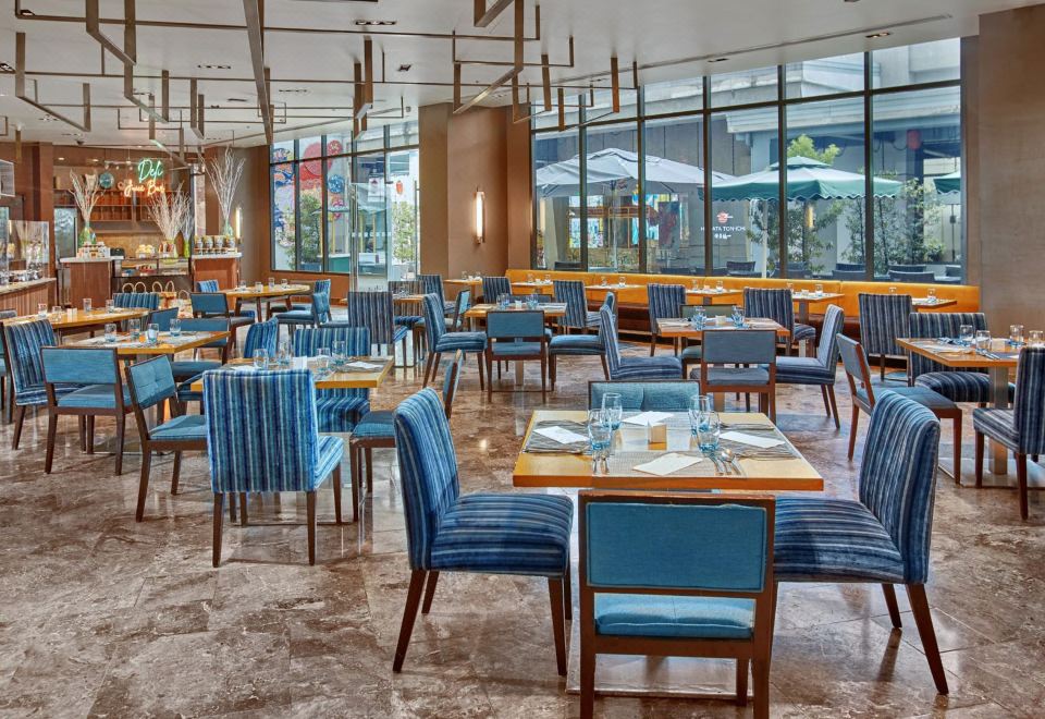 Holiday Inn & Suites Makati 쇼핑몰 연결 통로