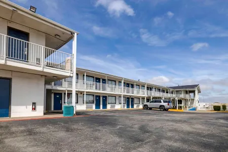 Motel 6 Denton, TX - UNT Отели в г. Дентон