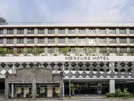 Mercure Singapore Tyrwhitt Отели рядом с достопримечательностью «Block 18 HDB Dover Crescent»