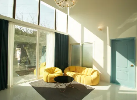 White Pension Отели рядом с достопримечательностью «Masian Beach»