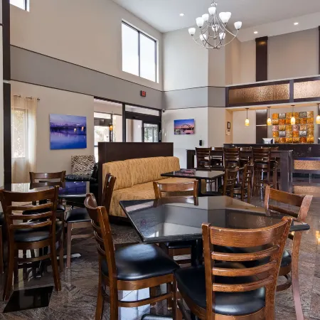 Best Western Bayou Inn  Suites Отели рядом с достопримечательностью «Север Бич»