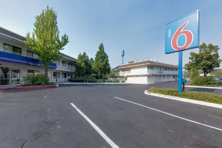 Motel 6 Weed, CA - Mount Shasta