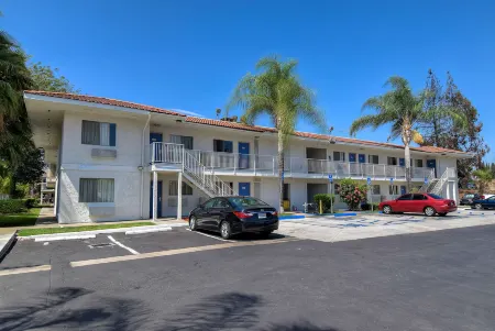 Motel 6 Rowland Heights, CA - Los Angeles - Pomona Отели рядом с достопримечательностью «Библиотека Роленд Хай Скул»