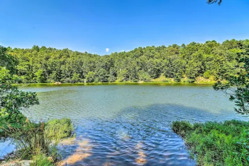 Heber Springs Family Lake House: Fire Pit & Decks - balcón