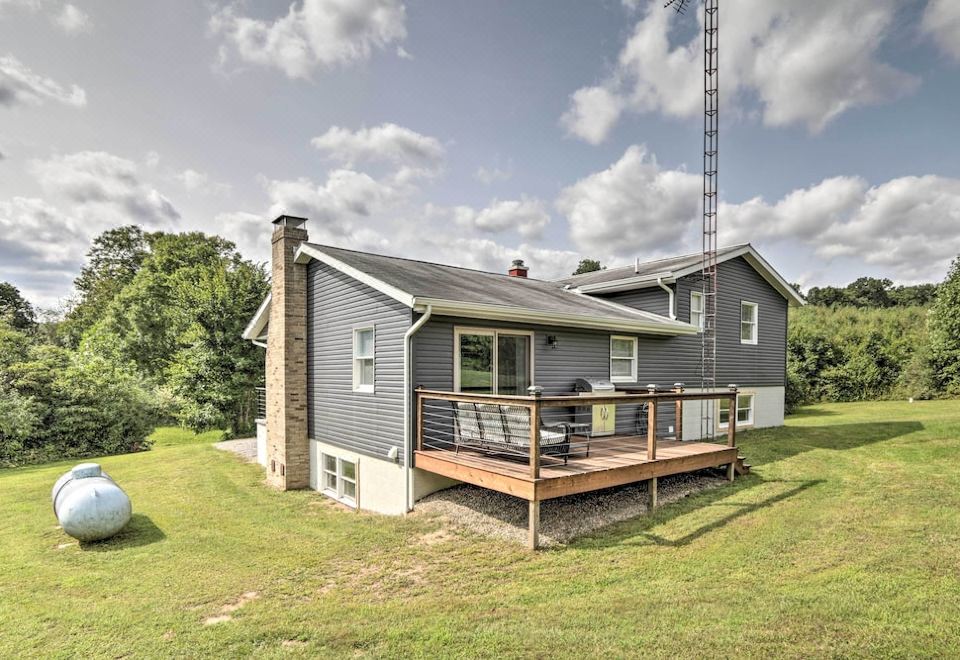 Modern Zanesville Escape w/ Deck & Spacious Yard