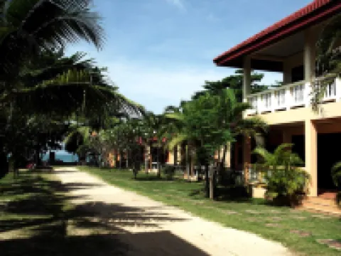 Lanta Bee Garden Bungalow