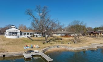 Luxurious Lakehouse with Indoor Pool-Hot Tub-Fire Pit