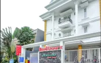 RedDoorz Near Araya Family Club House Hotels in Pakis