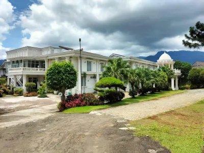 Rizen Premiere Hotel Hotell i Leuwimalang