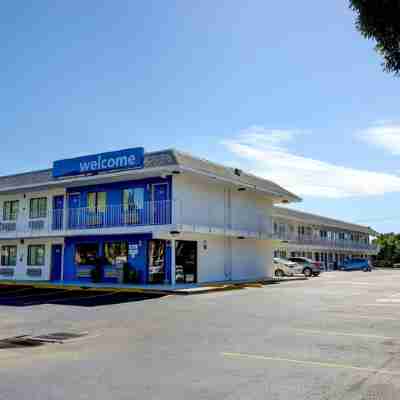 Motel 6 Lantana, FL Hotel Exterior
