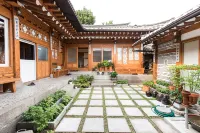 Bukchon Sohyeondang Hanok Stay - Pensions