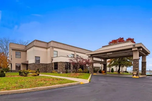 Baymont by Wyndham Monroe Ohio - parking