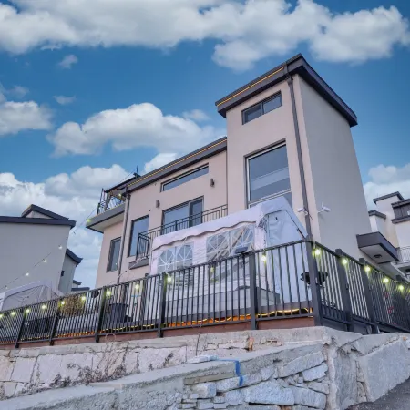 Chuncheon Kerensia Pension Отели рядом с достопримечательностью «Железнодорожный парк в Капхёне»